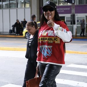 Ludmilla acenou para fotógrafo ao desembarcar no Brasil