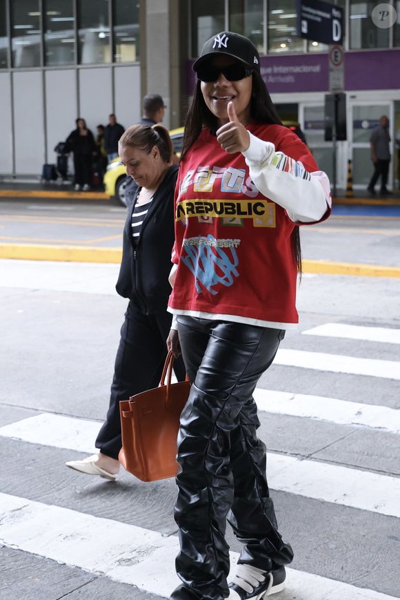 Ludmilla acenou para fotógrafo ao desembarcar no Brasil