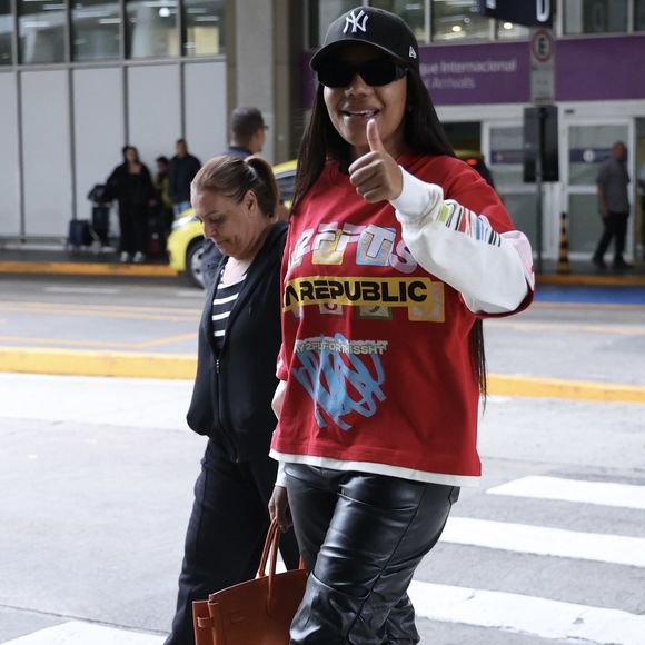 Ludmilla acenou para fotógrafo ao desembarcar no Brasil