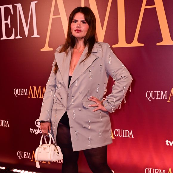 Thais Carla: a influenciadora apostou em uma estética oversized sofisticada com um blazer cinza-claro alongado, cravejado por aplicações de cristais que garantiam movimento e brilho pontual. O contraste ficou por conta da meia-calça preta opaca, botas de bico fino e uma icônica bolsa Prada branca, equilibrando o peso visual do look