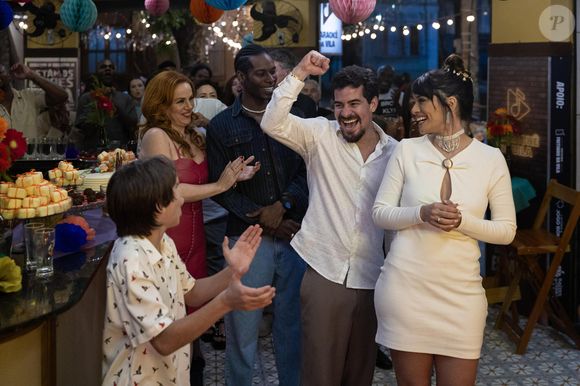 Lucimar (Ingrid Gaigher) e Vasco (Thiago Martins) celebram o casamento com Jorginho (Rafael Fuchs), Aldeíde (Karine Teles) e André (Breno Ferreira)