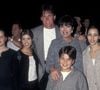 Esta é a primeira foto oficial de Kim Kardashian, ao lado de sua família, em 1995: ao lado dela estão Khloe Kardashian, Kourtney Kardashian, Bruce Jenner, Kris Kardashian e Robert Kardashian