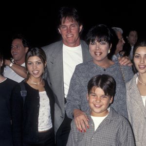 Esta é a primeira foto oficial de Kim Kardashian, ao lado de sua família, em 1995: ao lado dela estão Khloe Kardashian, Kourtney Kardashian, Bruce Jenner, Kris Kardashian e Robert Kardashian