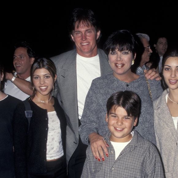 Esta é a primeira foto oficial de Kim Kardashian, ao lado de sua família, em 1995: ao lado dela estão Khloe Kardashian, Kourtney Kardashian, Bruce Jenner, Kris Kardashian e Robert Kardashian
