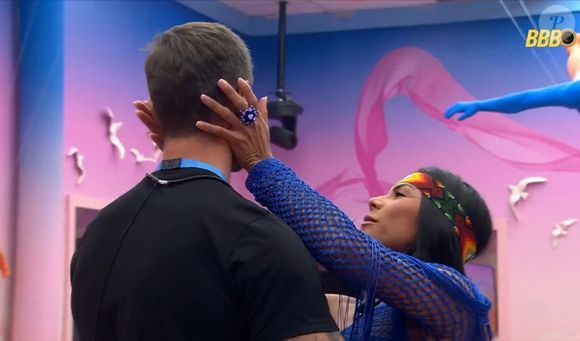 Marciele agarrou Jonas e deu um beijo nele