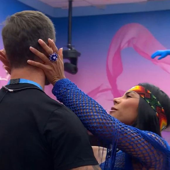 Marciele agarrou Jonas e deu um beijo nele