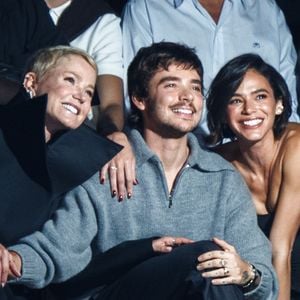Bruna Marquezine prestigiou o desfile da Mondepars na primeira fila e esmalte vinho chamou atenção