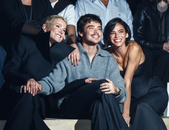 Bruna Marquezine prestigiou o desfile da Mondepars na primeira fila e esmalte vinho chamou atenção