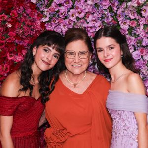 Mãe de Zezé Di Camargo e Luciano posa com as netas em festa de 15 anos