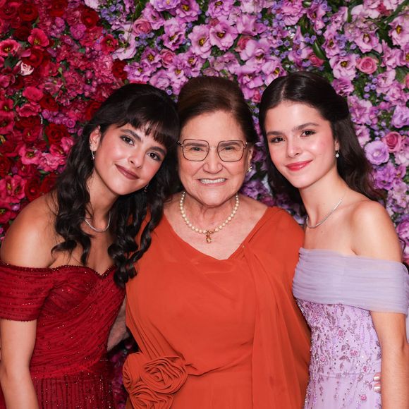 Mãe de Zezé Di Camargo e Luciano posa com as netas em festa de 15 anos