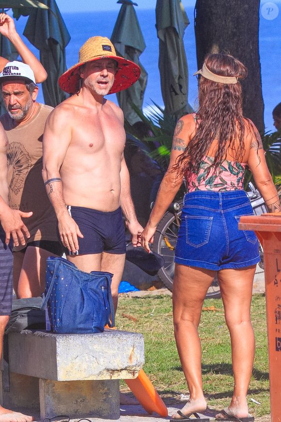 Alexandre Nero conversou com pessoas que estavam no local