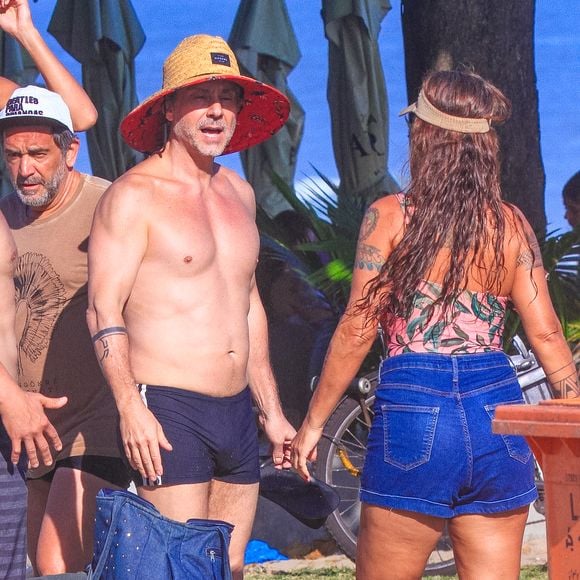 Alexandre Nero conversou com pessoas que estavam no local