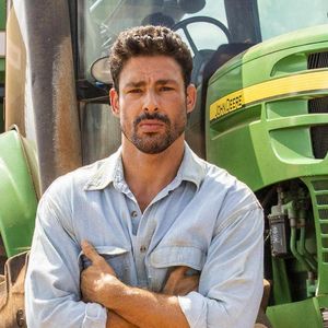 2023: Cauã Reymond apostou na barba cerrada para viver o fazendeiro Caio La Selva em 'Terra e Paixão'