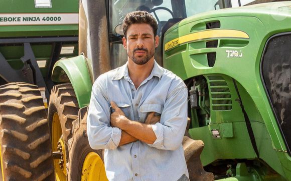 2023: Cauã Reymond apostou na barba cerrada para viver o fazendeiro Caio La Selva em 'Terra e Paixão'