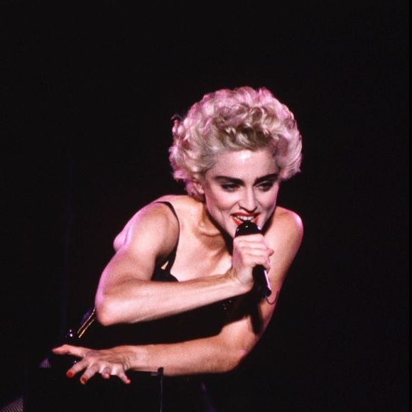 Madonna é uma grande fã dos cabelos bem curtinhos, loiros e enrolados 