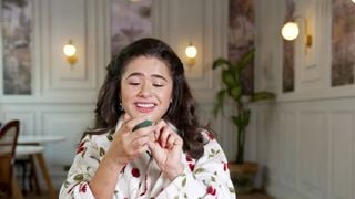 Reação de Maisa ao abrir presente de amigo oculto do 'Fantástico' diverte a web: 'A vítima da vez'. Vídeo!