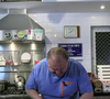 Primeiro, se o seu peixe tiver pele, retire-a para cozinhar no microondas