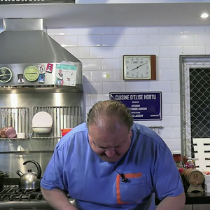 Primeiro, se o seu peixe tiver pele, retire-a para cozinhar no microondas