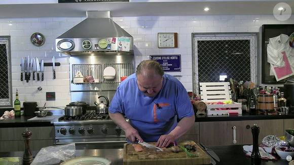 Primeiro, se o seu peixe tiver pele, retire-a para cozinhar no microondas