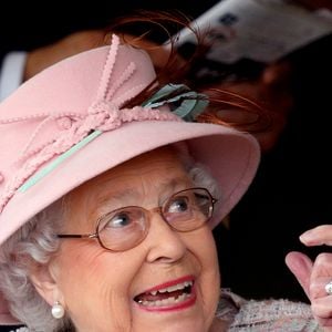 Segundo o Jornal Extra, a Rainha Elizabeth II era conhecida por manter hábitos tradicionais de beleza e teria permanecido fiel ao mesmo esmalte por cerca de quatro décadas