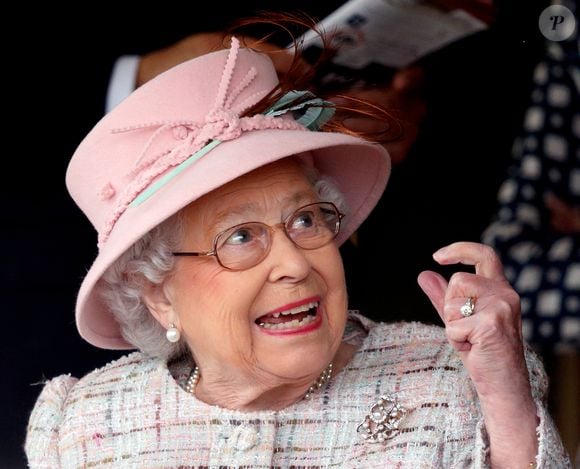Segundo o Jornal Extra, a Rainha Elizabeth II era conhecida por manter hábitos tradicionais de beleza e teria permanecido fiel ao mesmo esmalte por cerca de quatro décadas