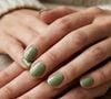 Entre os tons de verde mais populares do momento está o verde matcha, que está voltando com tudo nas unhas em sua versão mais suave e luminosa.
