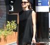 Camila Queiroz escolheu o vestido Cocoon Míni. A peça tem mescla de lã e seda, é totalmente forrada e conta com gola redonda e fecho de zíper traseiro invisível