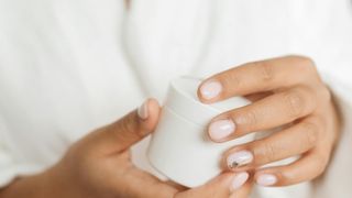 Nem óleo de coco, nem babosa: agora só uso creme Nivea assim desde que aprendi esse remédio caseiro de família para rejuvenescer a pele e suavizar as rugas