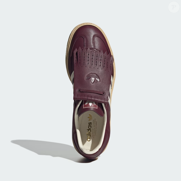 O Samba, um modelo icônico da Adidas desde a década de 1950 , surgiu inicialmente como um tênis de futsal, mas há muito tempo se tornou um item básico do streetwear.