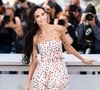 No photocall de abertura de Cannes, Demi Moore apostou em um vestido de bolinhas da Jacquemus e mostrou como o clássico poá pode ganhar uma leitura moderna e sofisticada. A produção leve e feminina foi um dos destaques do evento