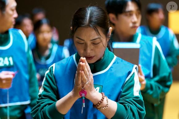 Seon-nyeo, número 044, morreu no jogo do Esconde-esconde após ser confundida por Min-su, que a esfaqueou