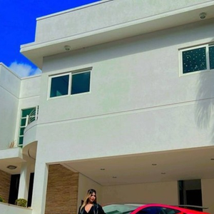 Melody também coleciona carros de luxo