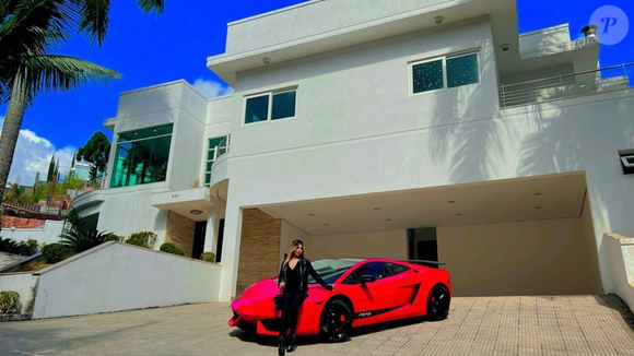 Melody também coleciona carros de luxo