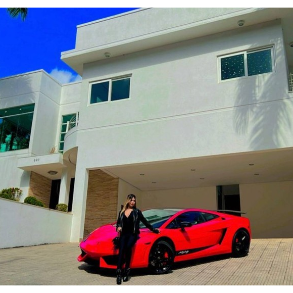 Melody também coleciona carros de luxo