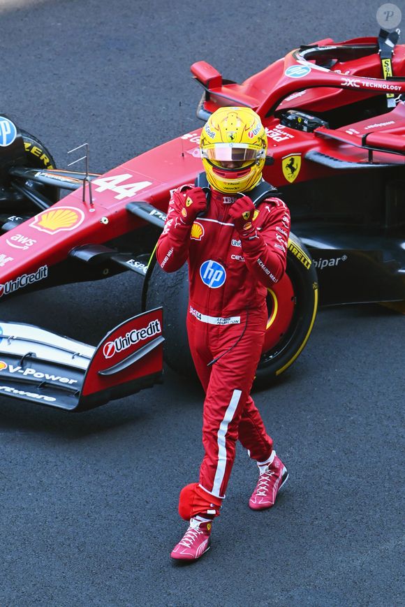 Após vencer a corrida sprint, Hamilton protagoniza momento inusitado que repercute na internet.