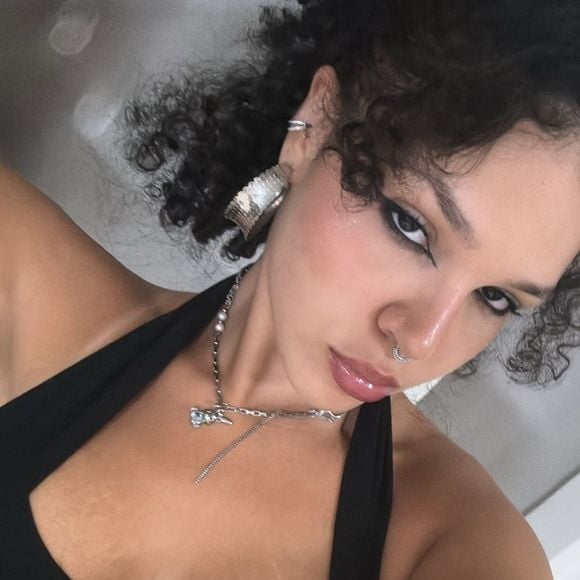 Filha de Simony, Aysha Benelli já negou que tenha se submetido a uma cirurgia para perder peso