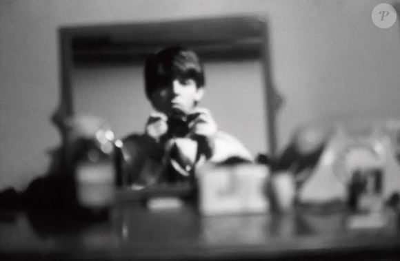 O músico entende que a tristeza só é possível porque a felicidade que havia antes ali agora não existe mais