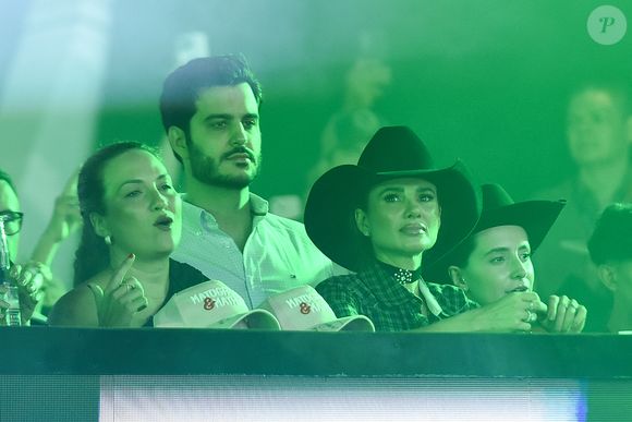 Paula Fernandes e seu possível novo affair em show de Simone Mendes: cantora tem reduzido maratona de apresentações