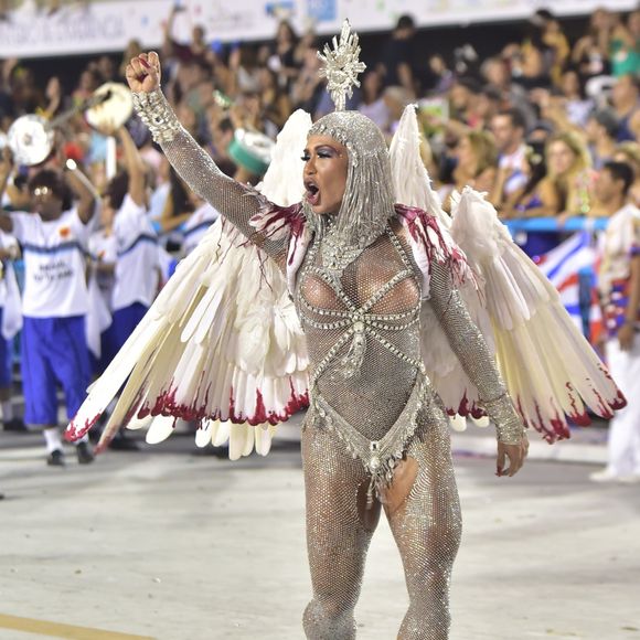 Gracyanne Barbosa em foto de 2020 como rainha de bateria da União da Ilha