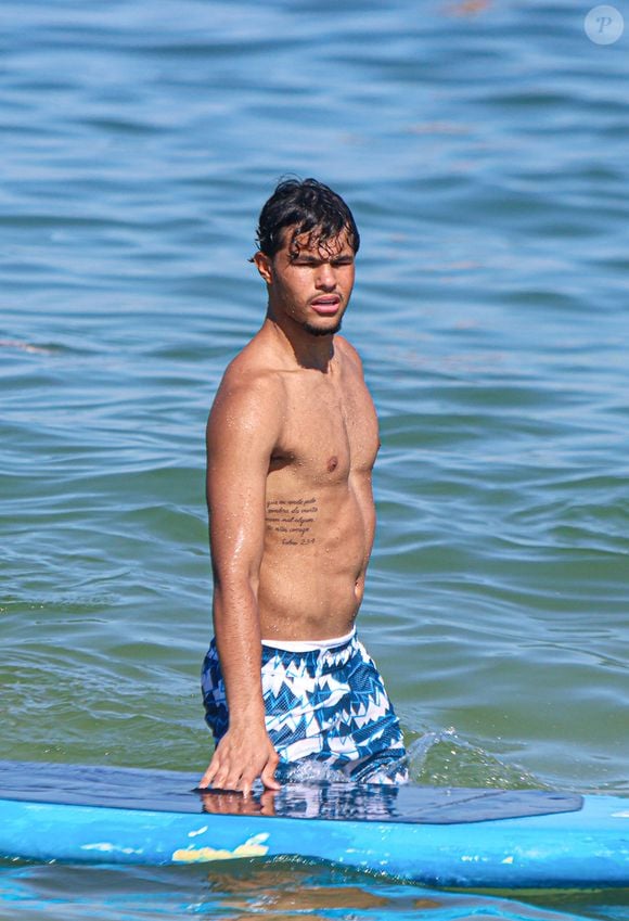 Bruninho Samudio e a namorada escolheram a Praia de Copacabana, que se prepara para receber o lendário Réveillon nesta quarta-feira (31)