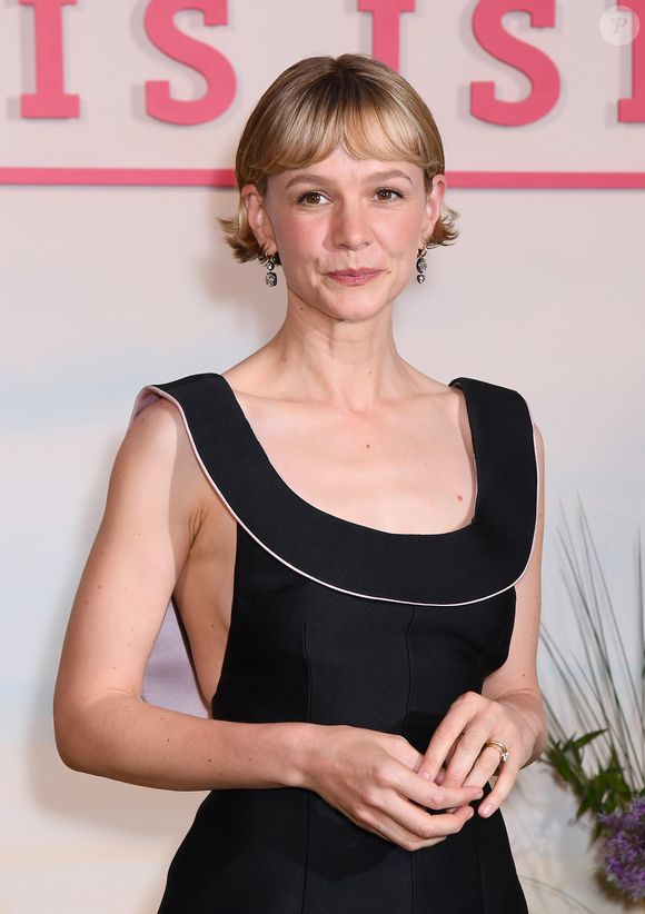 Carey Mulligan atualmente está usando corte microbob com franjinha