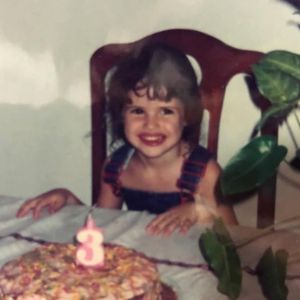 Lá pelos anos 1990, essa menininha com sorriso estampado no rosto passou por alguns momentos conturbados na infância. Adivinhou quem é?