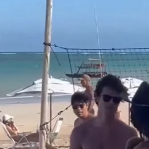 Detalhe do vídeo viralizado provoca reação imediata da web, com internautas apontando gesto de carinho entre Shawn Mendes e Bruna Marquezine durante o dia de sol em Alagoas