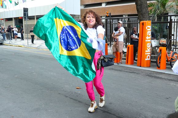 Dadá Coelho na manifestação em Copacabana contra a anistia dos condenados pelo golpe de 8 de janeiro