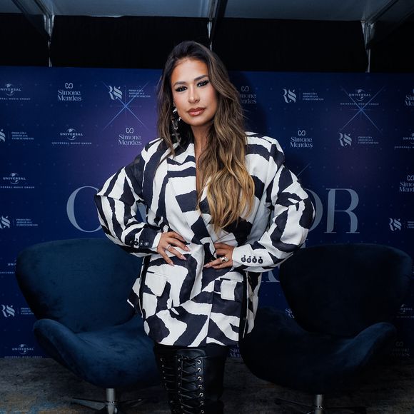 Assinado pelo stylist João Cordeiro, o look de Simone Mendes apostou na alfaiataria desconstruída e em uma bota protagonista