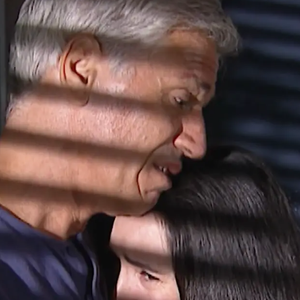 Em 'História de Amor', Assunção e Helena se abraçam após a conversa emocionante na novela.