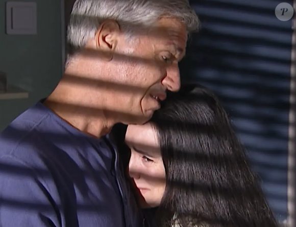 Em 'História de Amor', Assunção e Helena se abraçam após a conversa emocionante na novela.