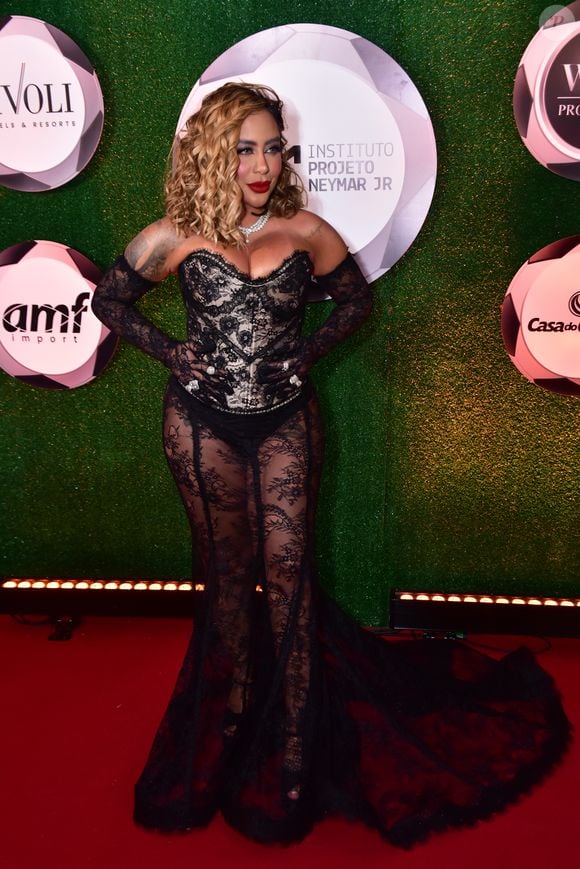 Rafaella Santos abusou da transparência em look para o leilão de Neymar em 2023