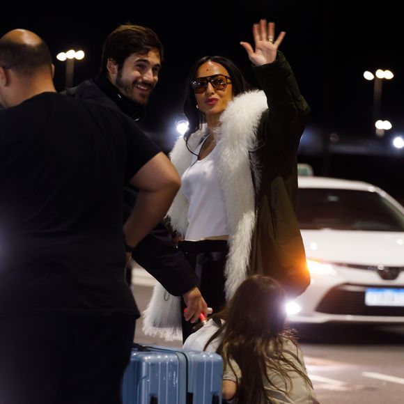 Sabrina Sato elege jaqueta bomber com plumas para viajar com Nicolas Prattes e enfrentar 4°C em novo destino do casal
