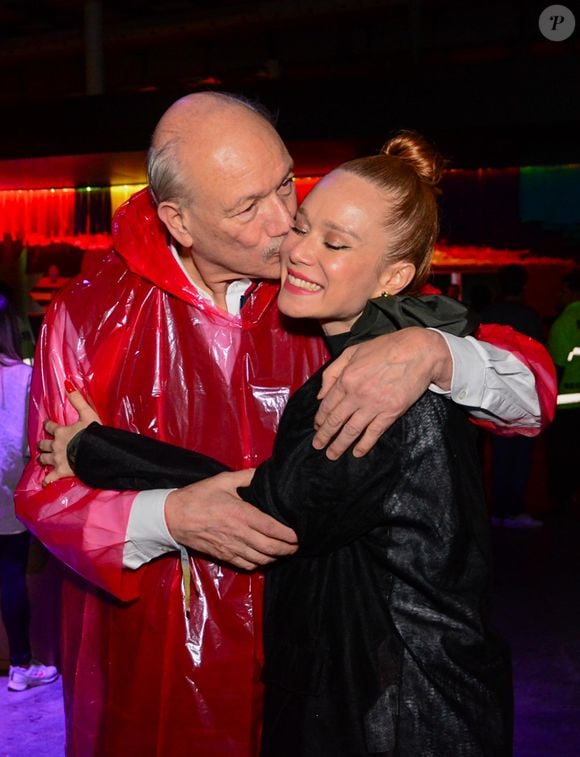 Mariana Ximenes, na foto com o pai José Nuzzi, surgiu estilosa em festival